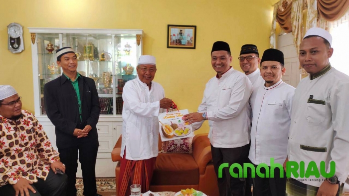 Fraksi PKS ke Pondok Pesantren Al Munawwarah, Abuya Busra: saya bangga dengan PKS
